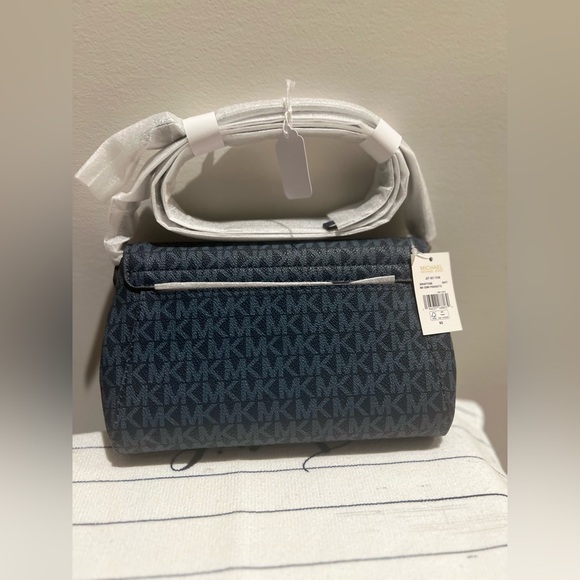 👖NWT Michael Kors Medium Signature Logo Convertible Crossbody Bag 👖 - Picture 7 of 11